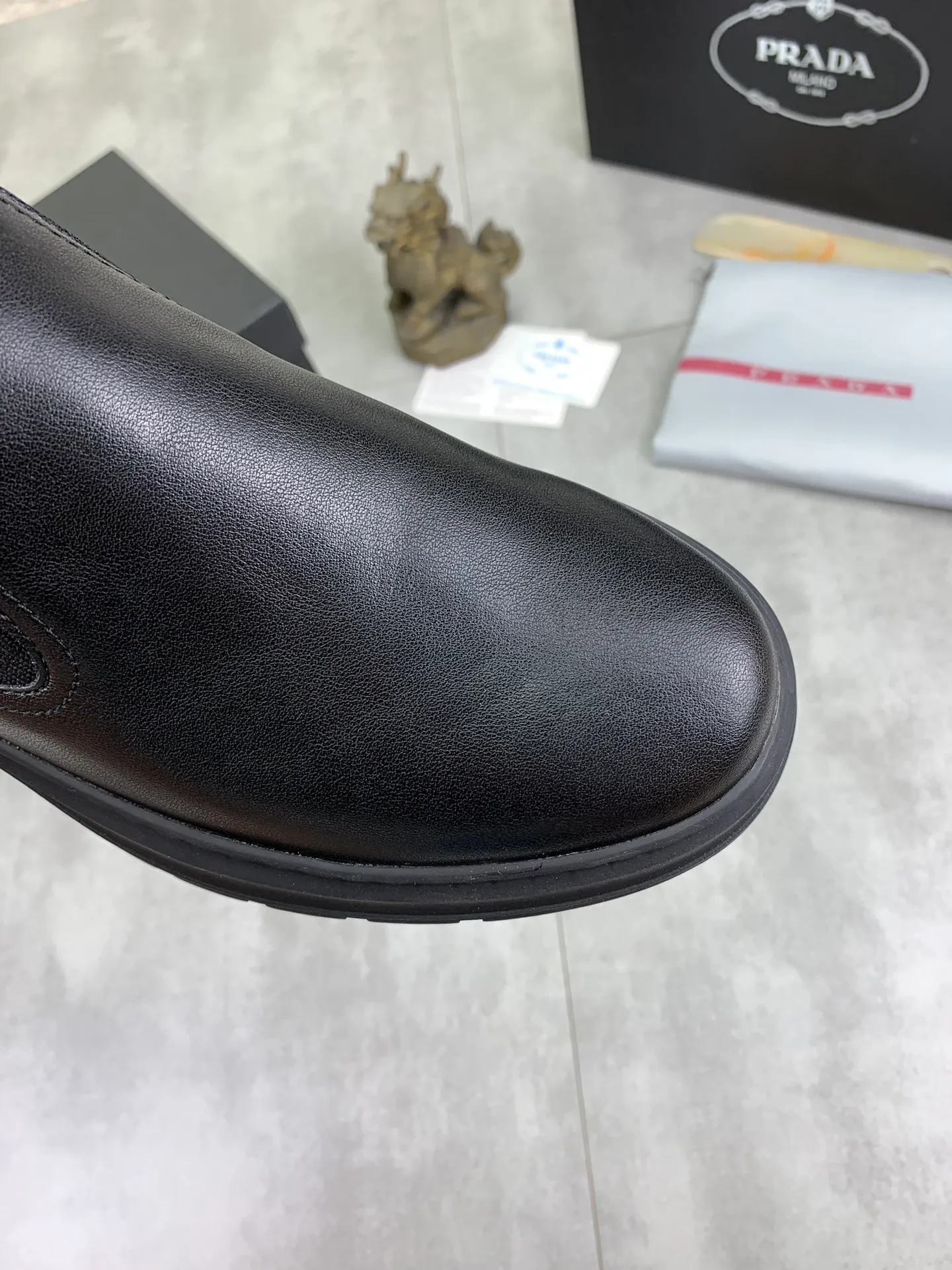 Men's shoes 💰P480 new style, sheepskin and velvet lining, new PRADA (Prada) high tops are on the market, new men's shoes, 😘 fabrics are selected from original imported calfskin. Soft sheepskin lining and warm fleece lining. The original version is awesome! 👍🏿Original open-molded non-slip PU outsole, with exquisite lines, simple and elegant, super comfortable and classy on foot, suitable for leisure travel. Code number:38-44